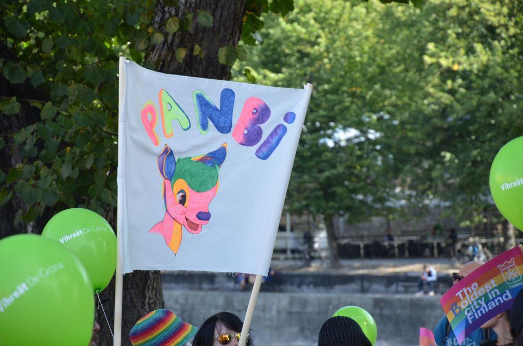 En skylt med ett rådjur och texten "Panbi"