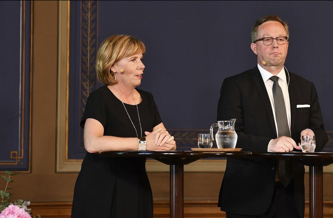 Två politiker står