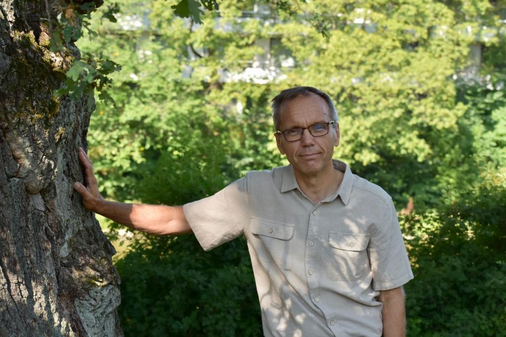 Björn Vikström, avgående biskop i Borgå stift, är glad över sin flytt tillbaka till Åbo. – Det är jätteroligt att som 56-åring få flytta till ett nytt ställe, att inreda sitt hem och att hitta nya joggingrutter, säger Vikström som är född i Åbo.. Foto: Mikael Piippo/SPT