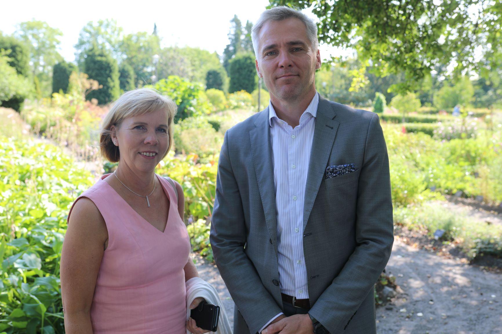 Två personer står bredvid varandra