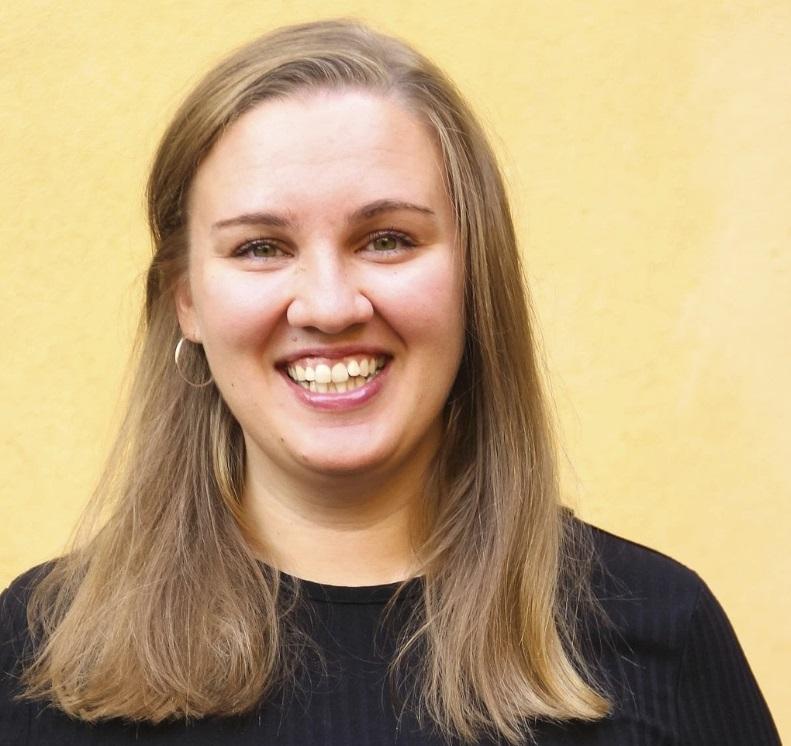 Person mot gul vägg
