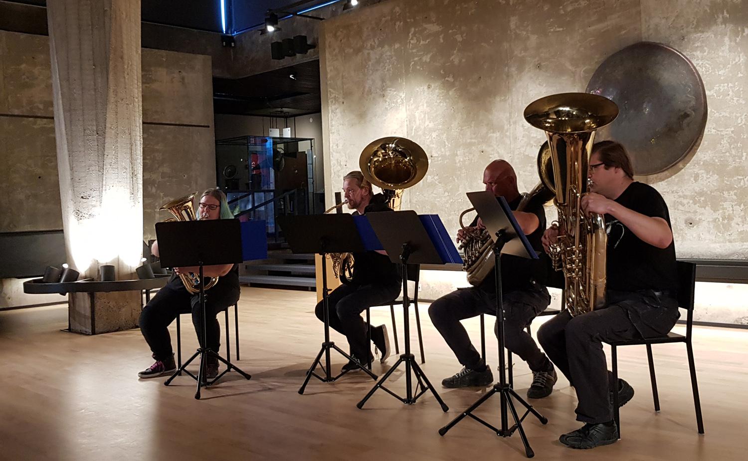 Fyra musiker spelar tuba.