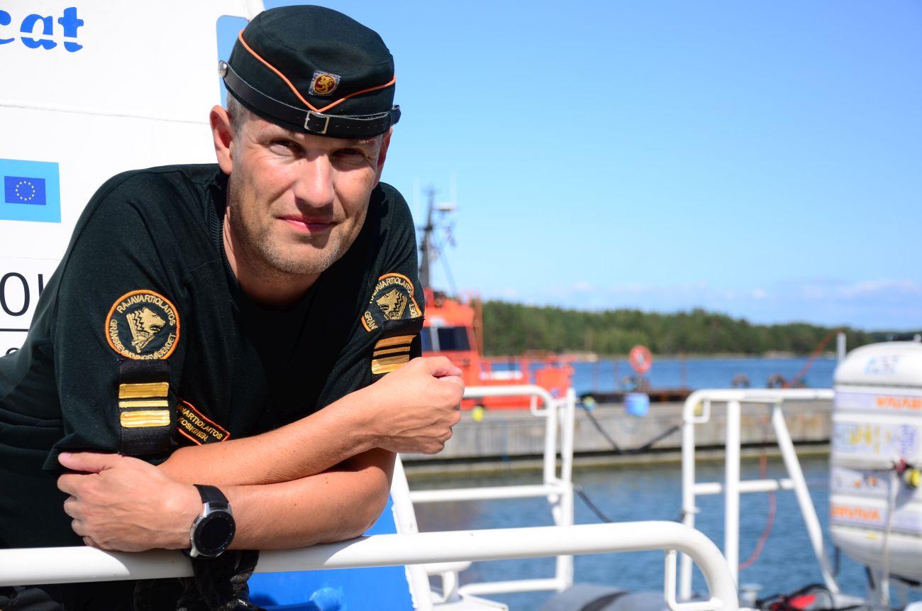 man i unifrom ombord på båt