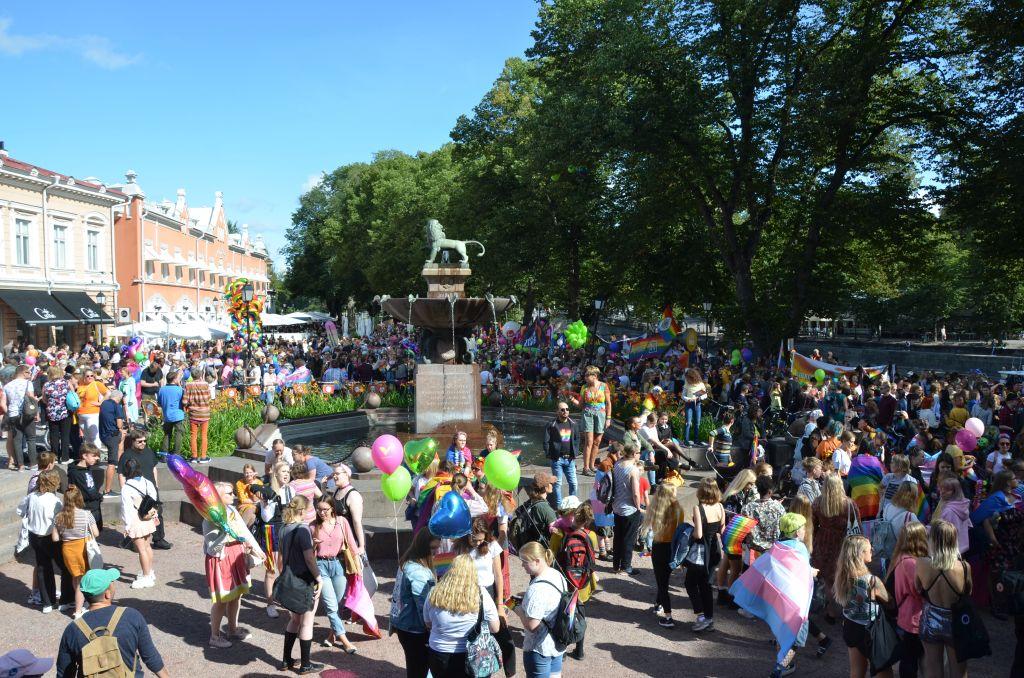 Foto över en färgglatt klädd människomassa.