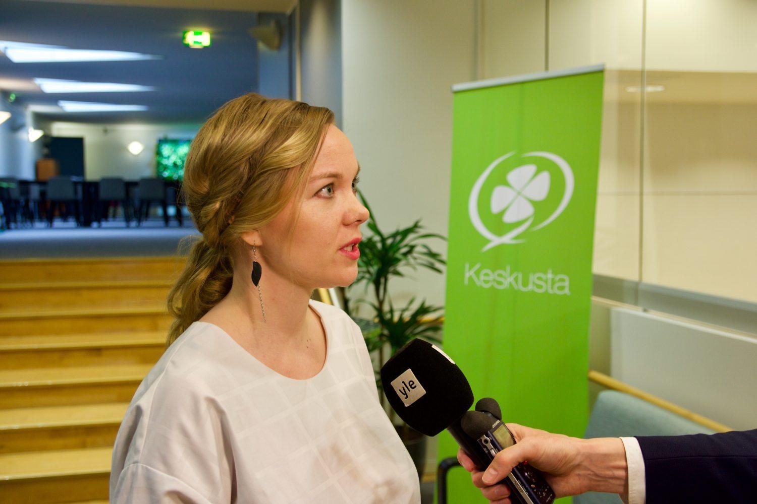 Kvinna intervjuas. Centerns logga i bakgrunden.