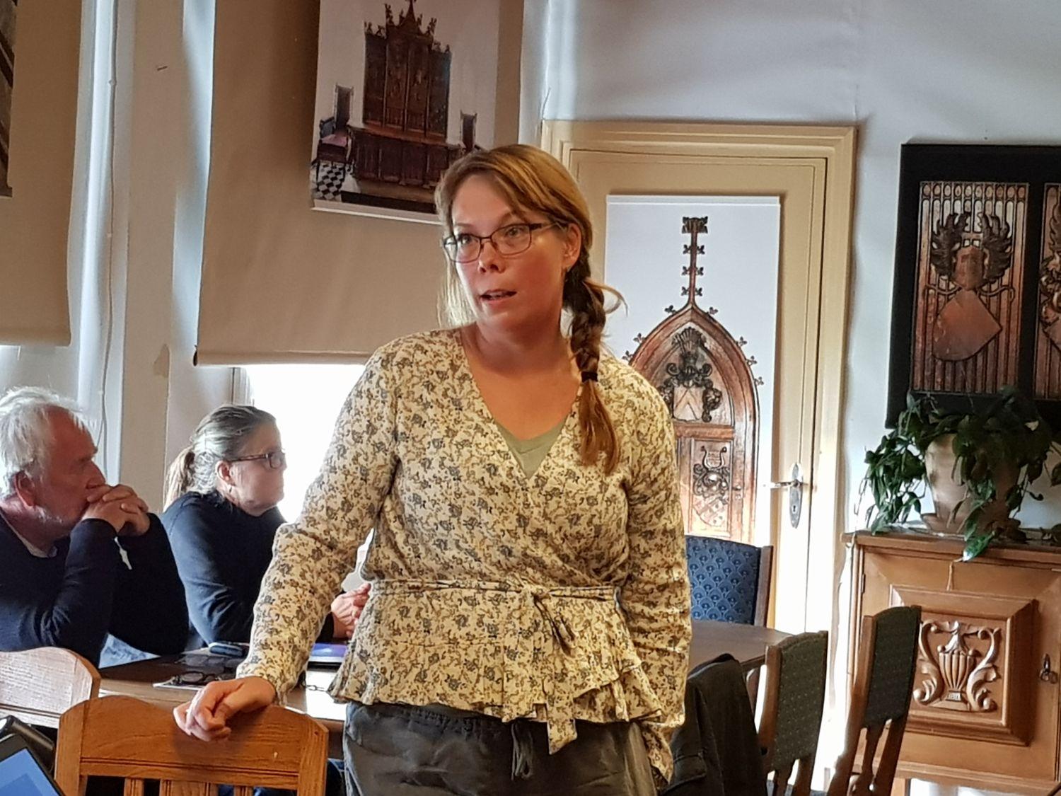 Dam som föreläser