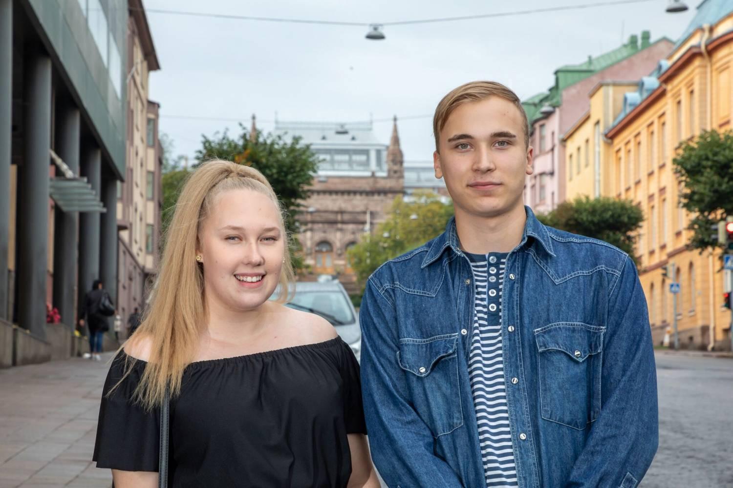 En flicka och en pojke med Åbo konstumseum i bakgrunden.