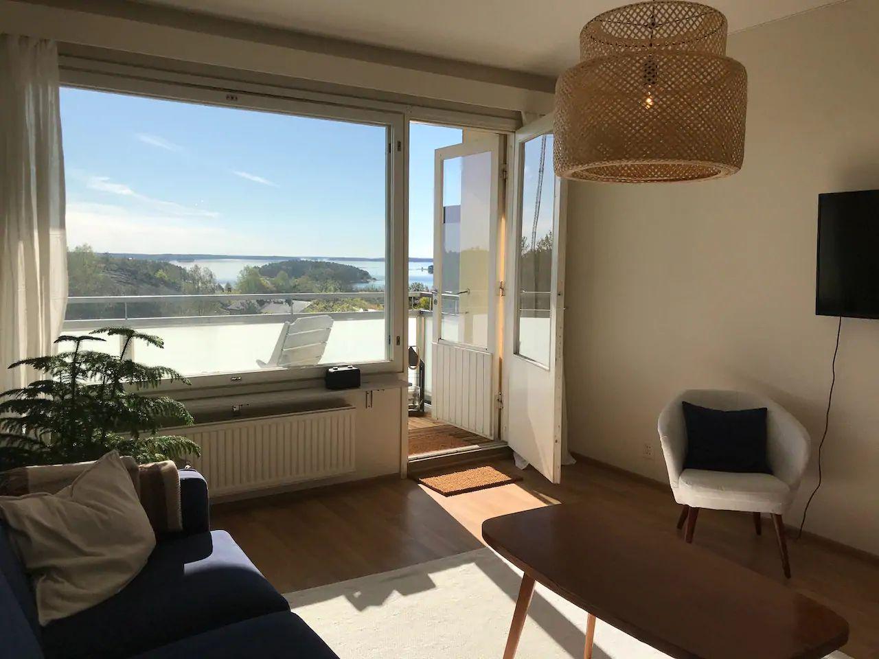 Lägenhet fotad inifrån, så att man ser utsikten
