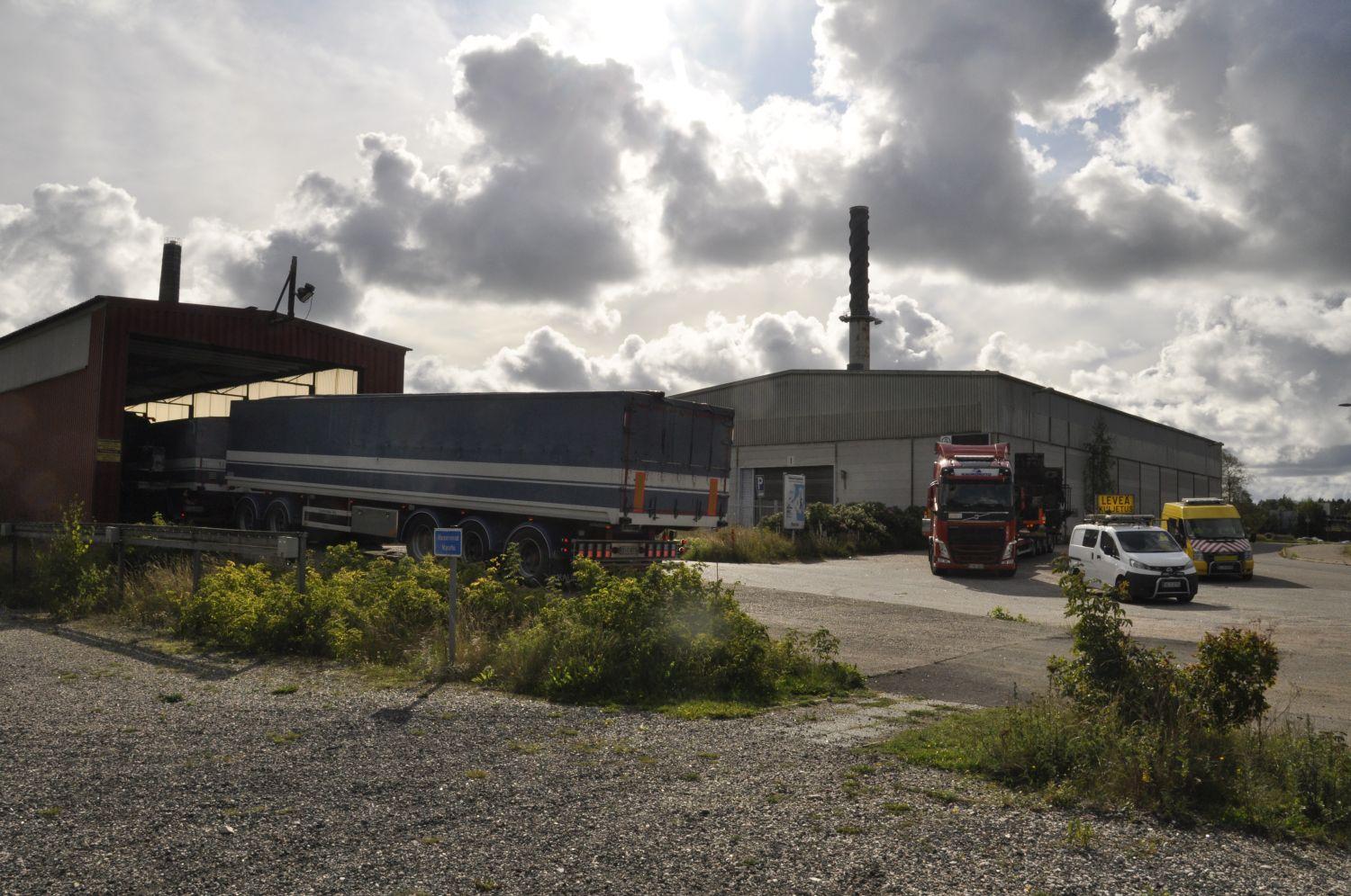 fabriksområde med transporter åt bägge håll