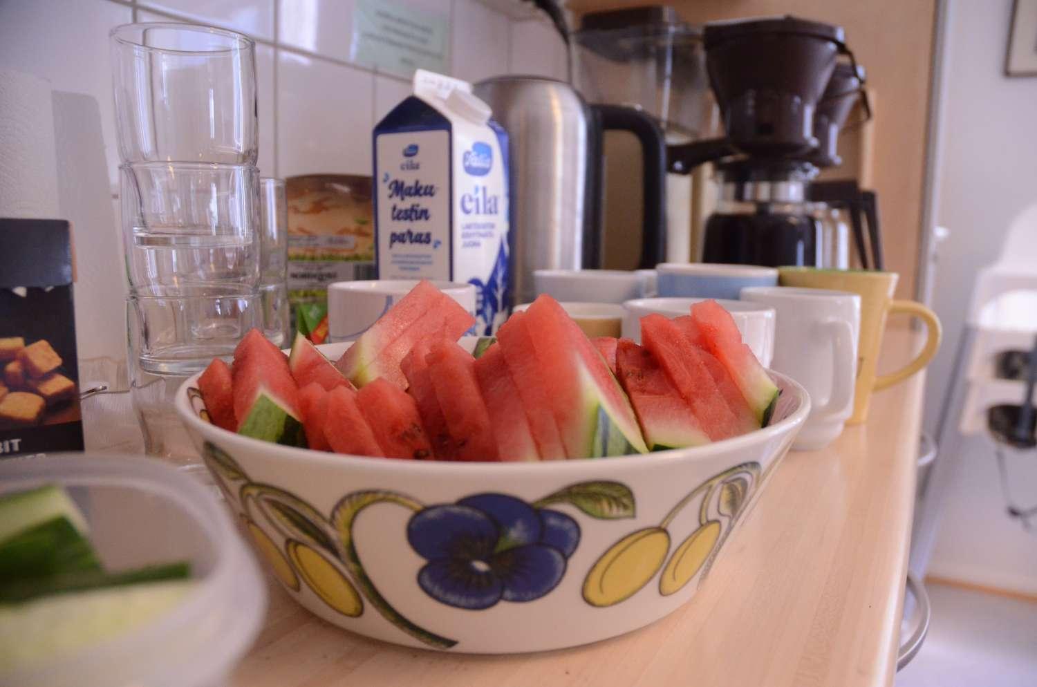 Melonbitar i en skål. Kaffekokare i bakgrunden.