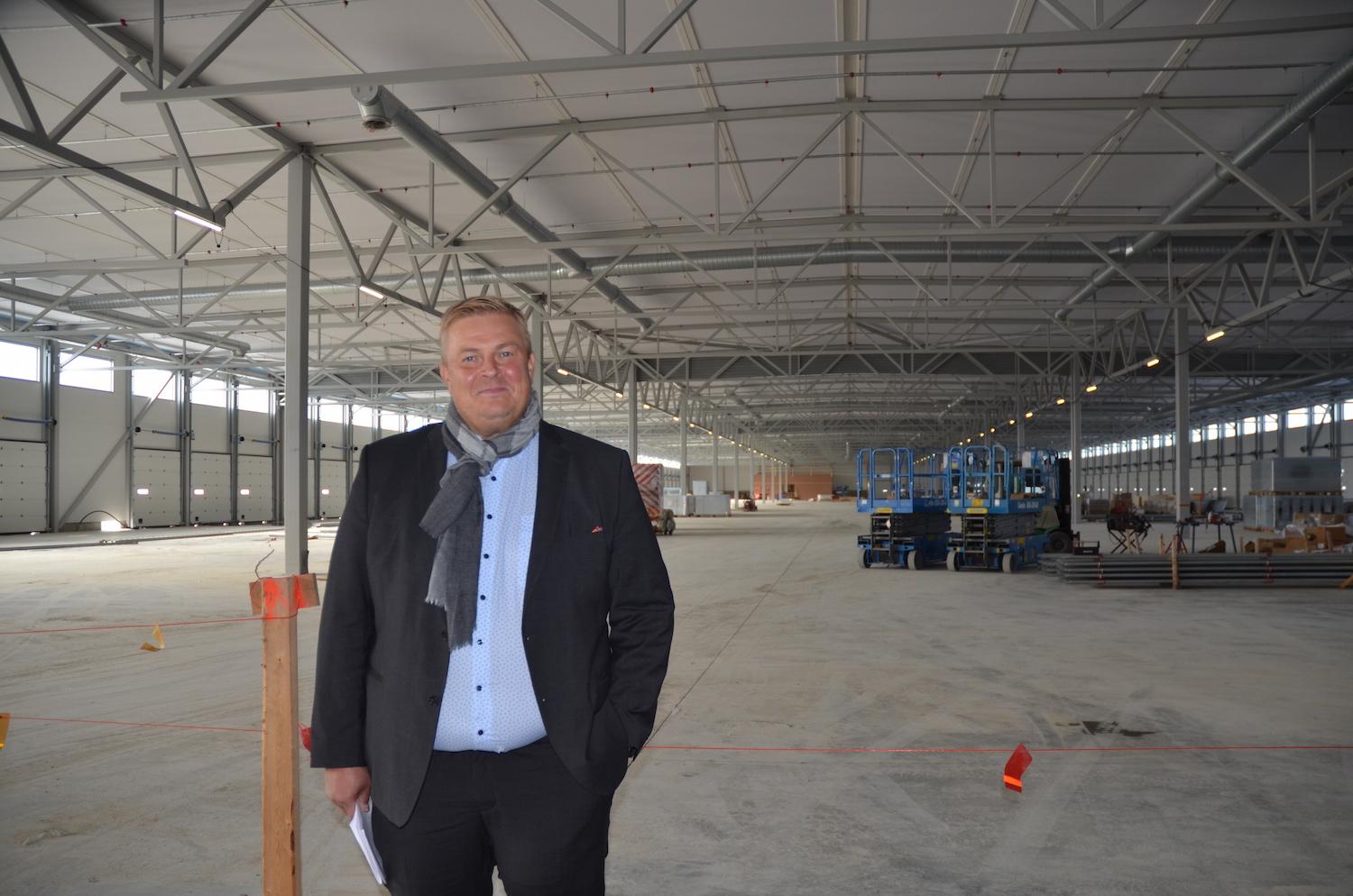 Logistikföretags vd i enorm hall