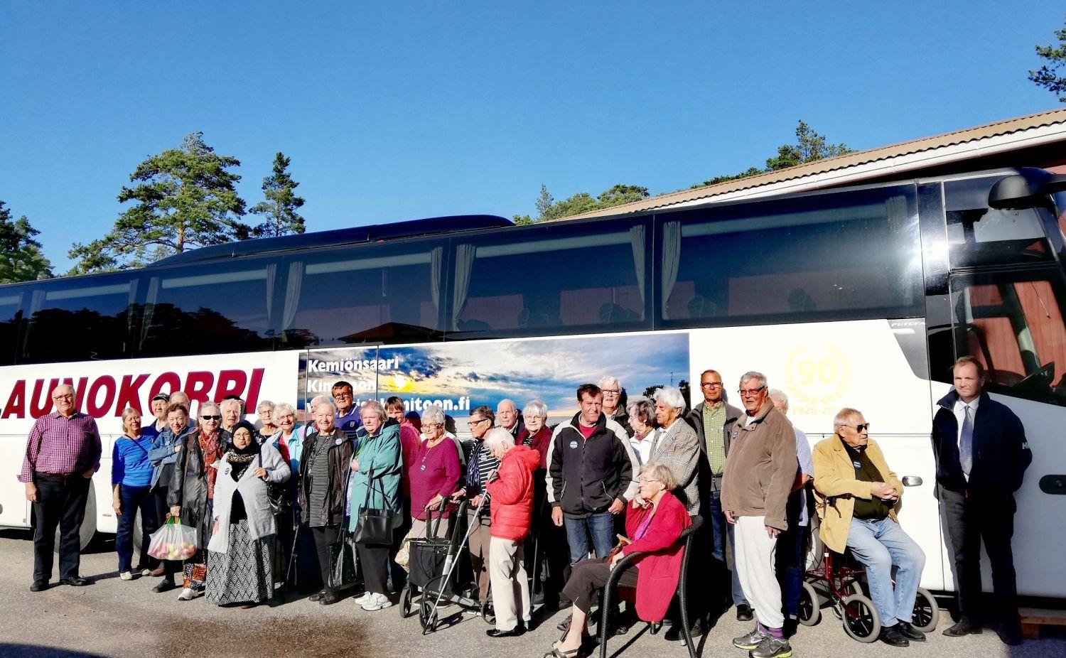 Ett gäng pensionärer utanför en buss