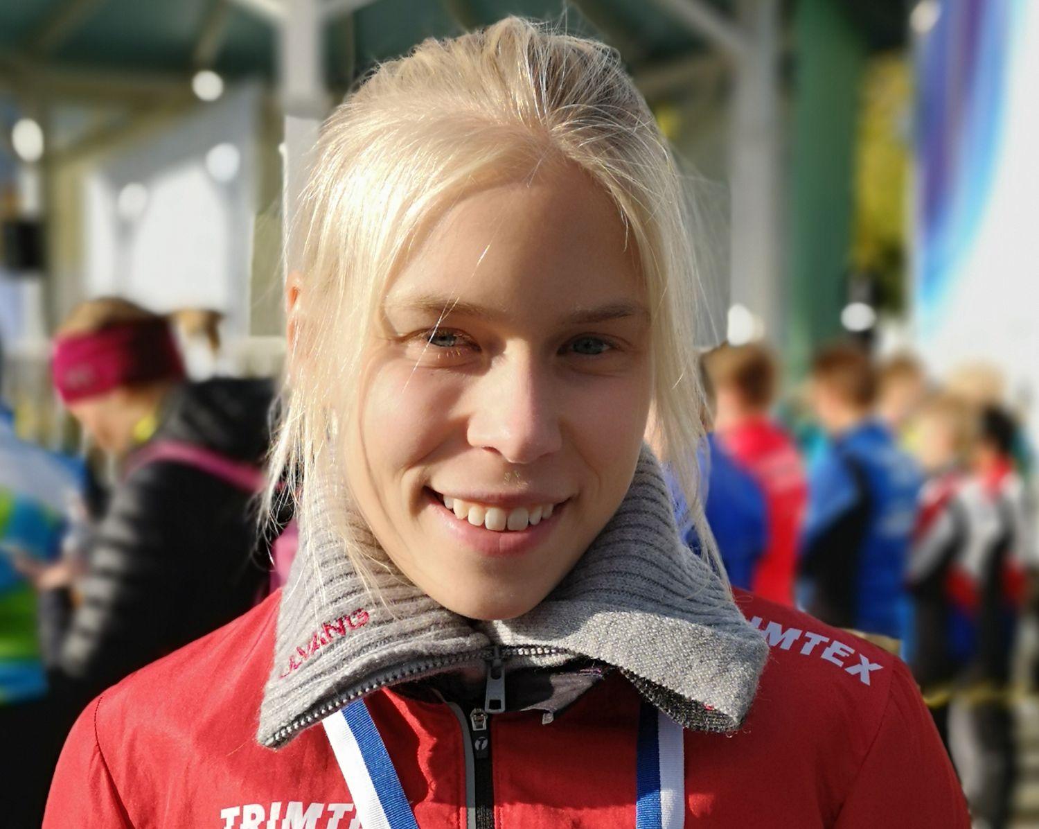 Ung leende kvinna.