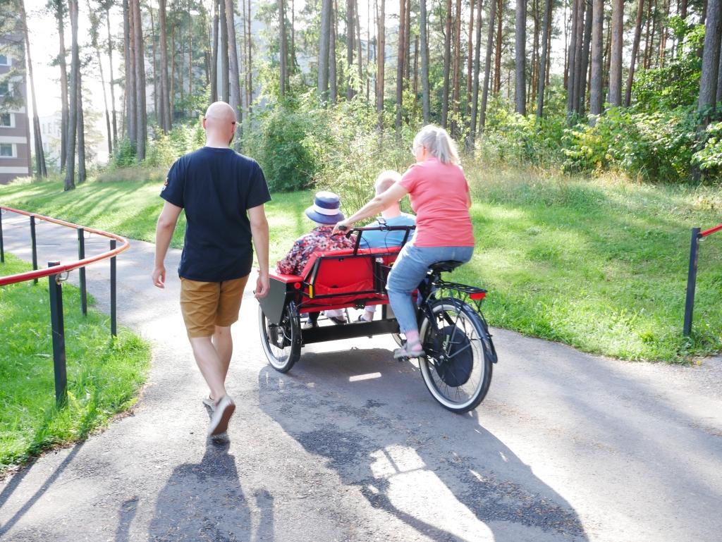 Rikshan testades vid äldreboendet i Runosbacken på tisdagseftermiddagen. Tyvärr kunde ingen av äldreboendets invånare ställa upp på intervju. Foto: Annina Suominen