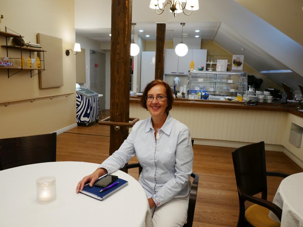 Ann-Mari Backman lämnar vd-skapet för Hemmet i Åbo den 30 september. Här är hon i den nyrenoverade lokalen Villa Vindens café.