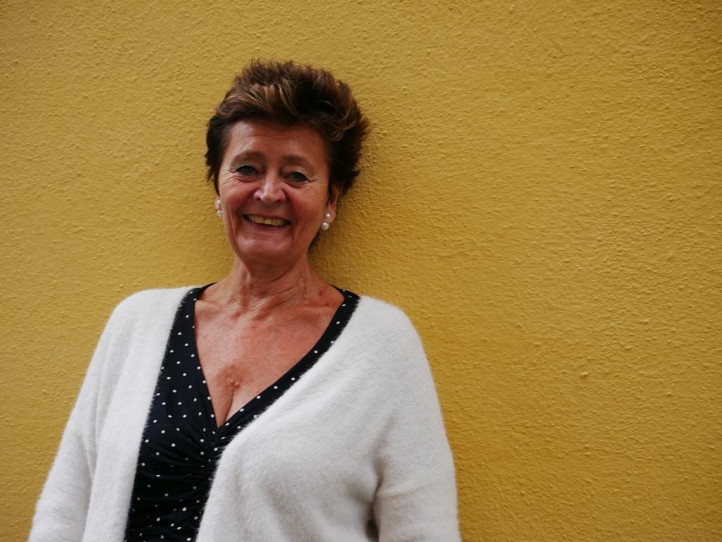Johanna Ringbom behandlar åldrandet ur många olika synvinklar i sin nya föreställning. Hon fyllde själv 71 i juli och har arbetat med sin egen teater i 20 år. Foto: Annina Suominen
