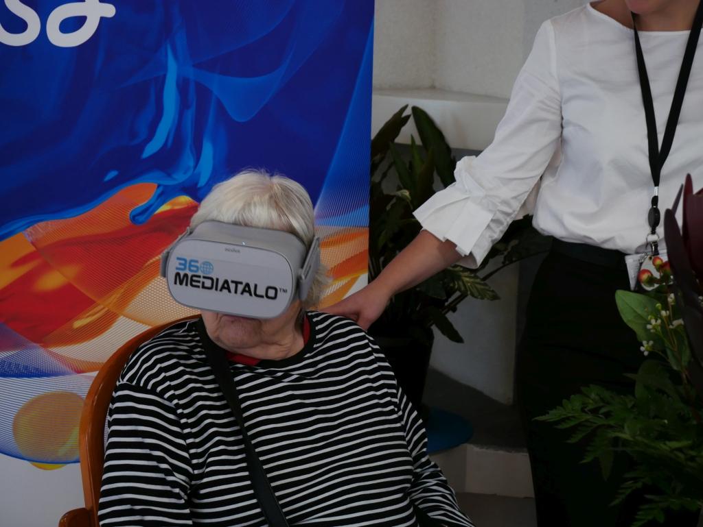 Virtuellt någon annanstans. Servicecentret Rosenkvarterets invånare fick testa VR-glasögon som visade dem en 360 graders vy över Aura å.
