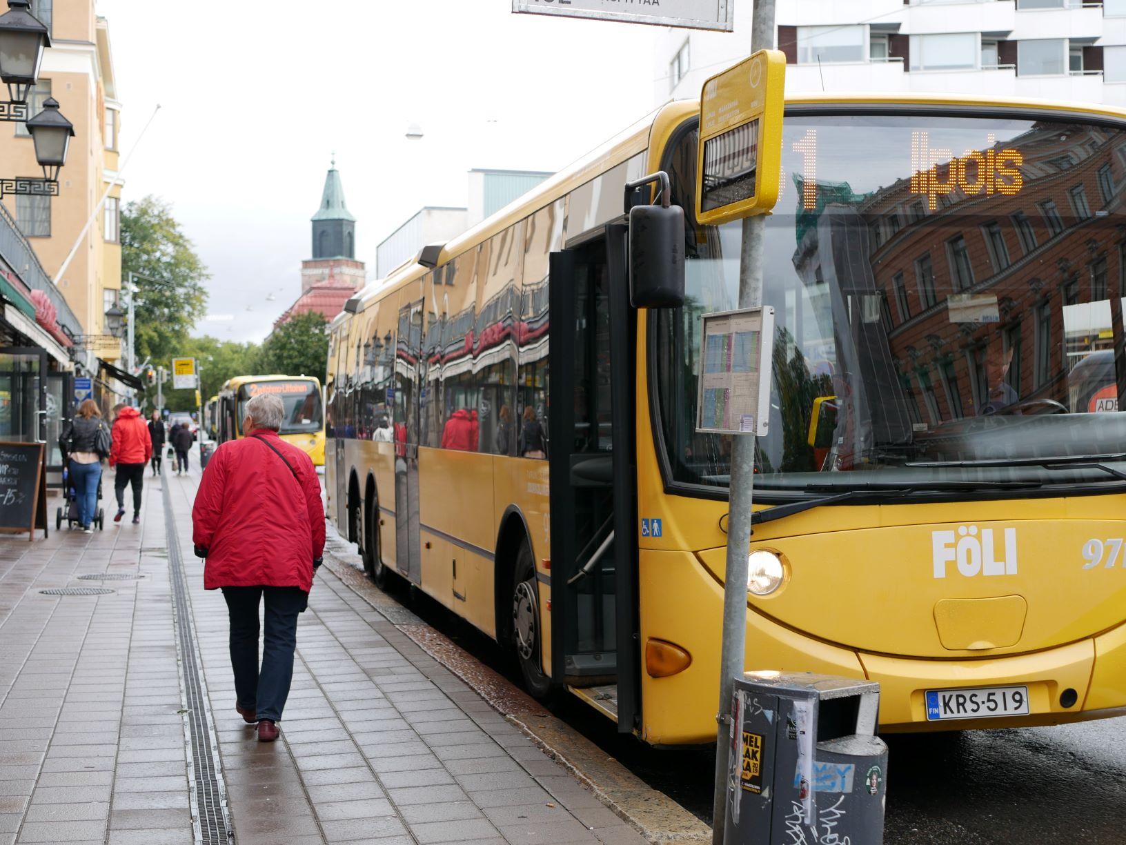 En buss som väntar på hållplatsen
