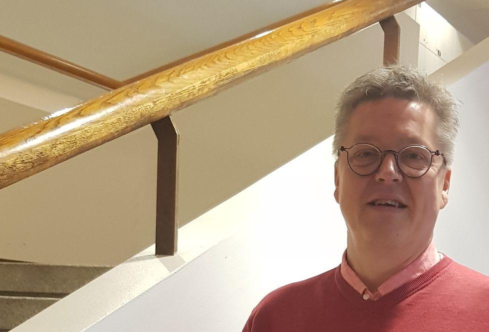 En man som tittar in i kameran