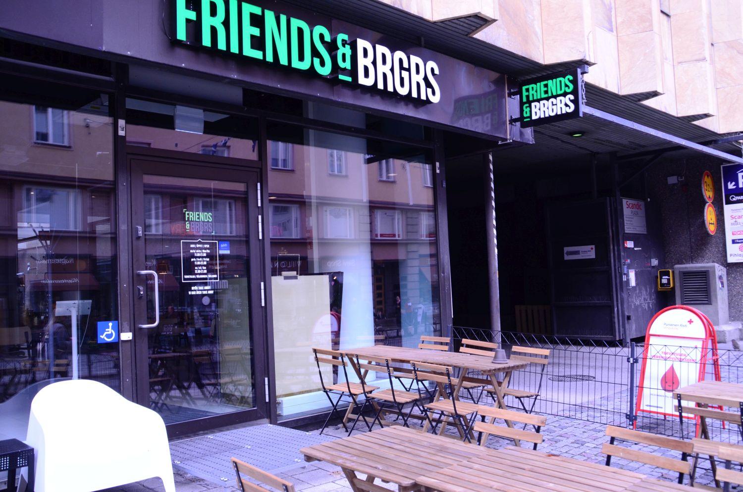 Ingången och uteserveringen till restaurang Friends&brgrs i Åbo