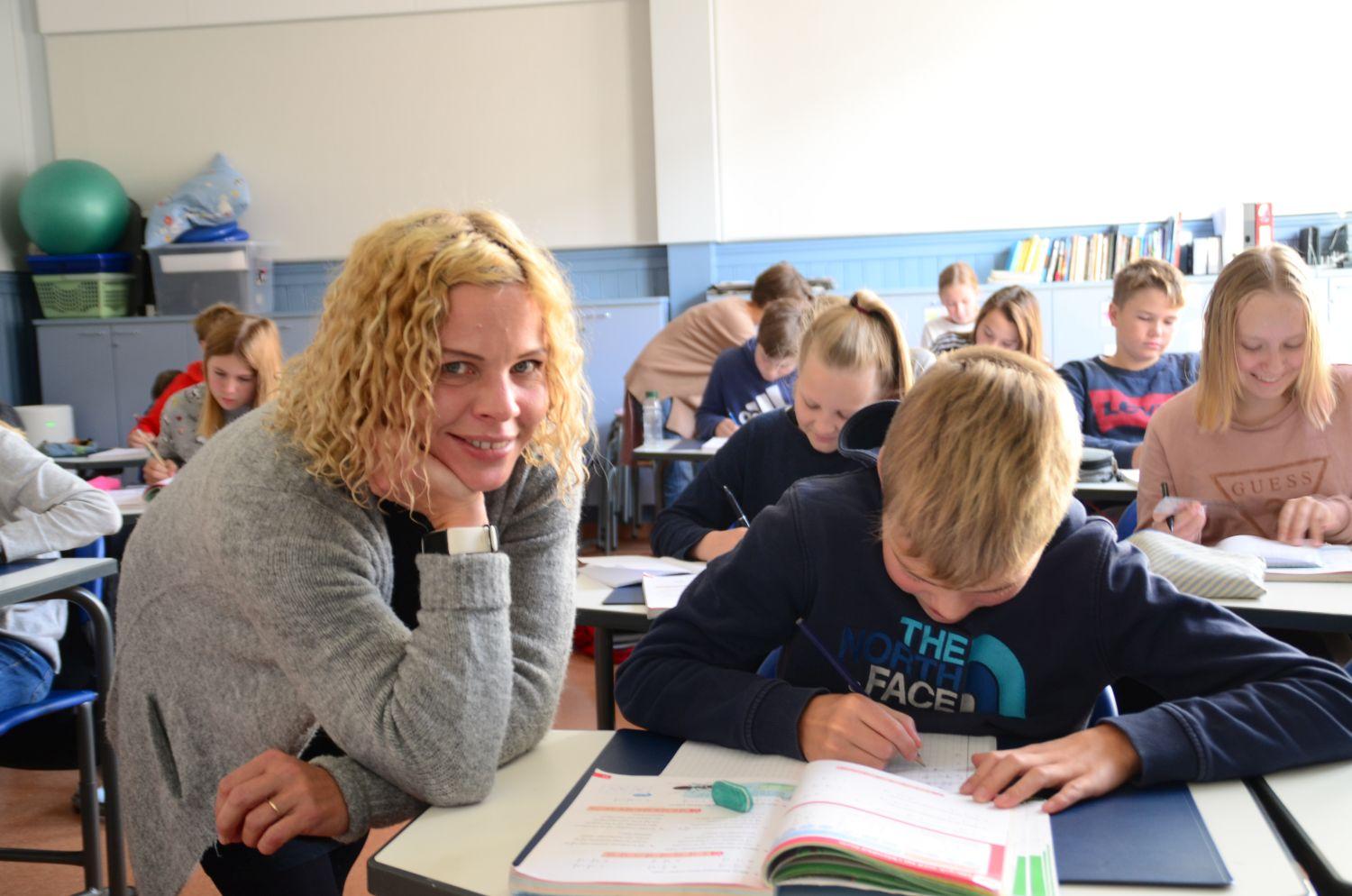 En kvinna i ett klassrum.