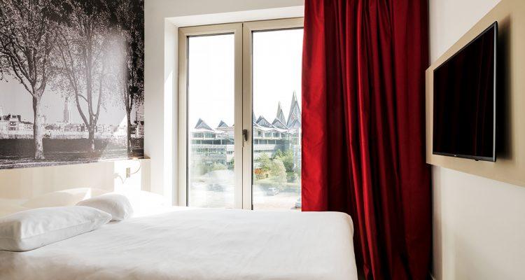 Ett hotellrum med en dubbelsäng.
