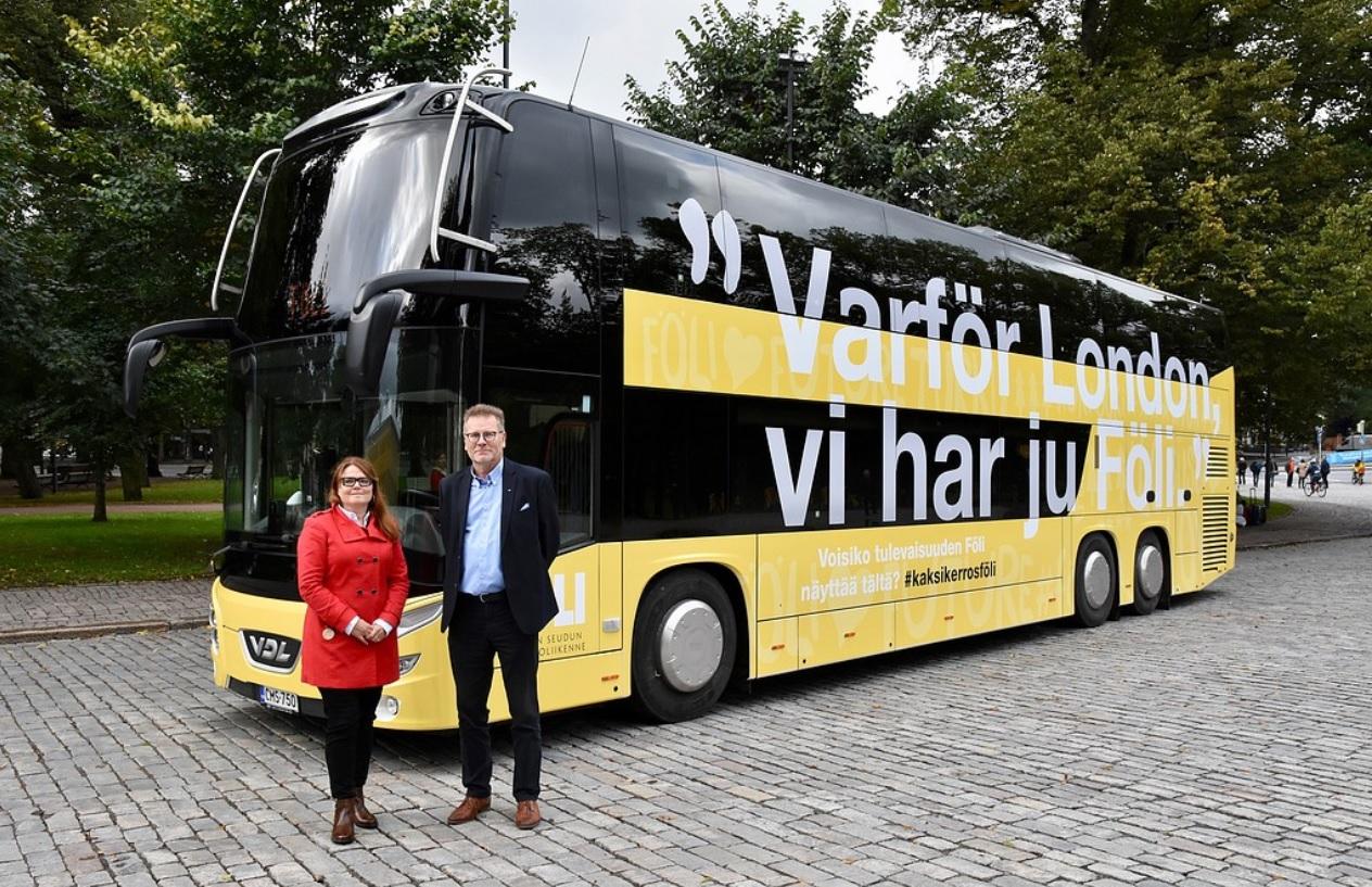 En dubbeldäckare i gult
