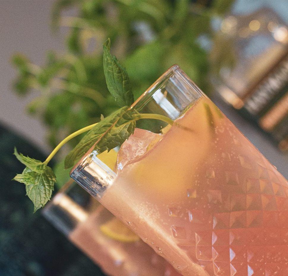 Drinkglas med en rosa dryck.