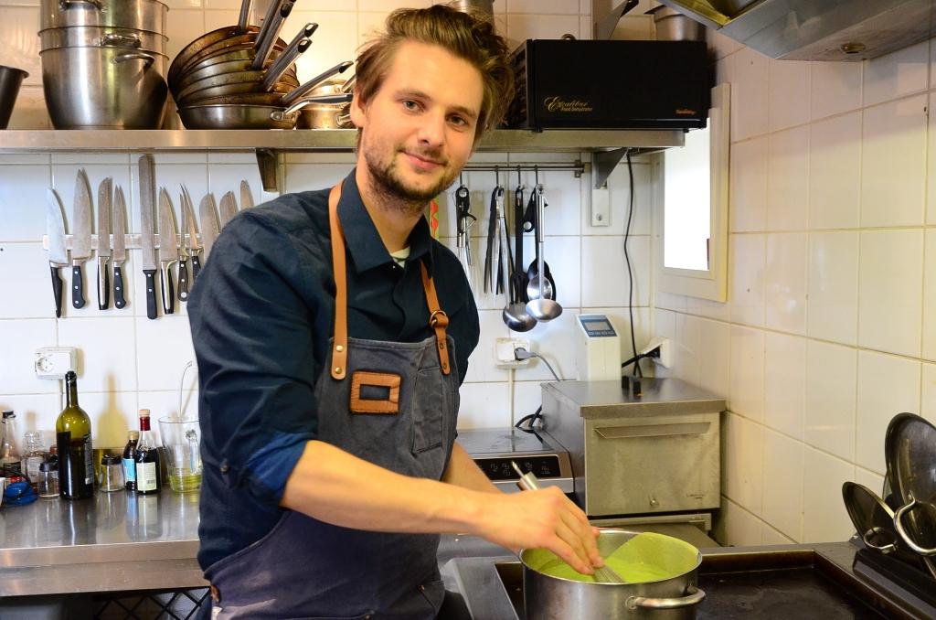 William Hellgren är utbildad kock och driver restaurangen Backpocket i Hotel Nestor i Korpo. Han gästspelar en helg som kock i Åbo.