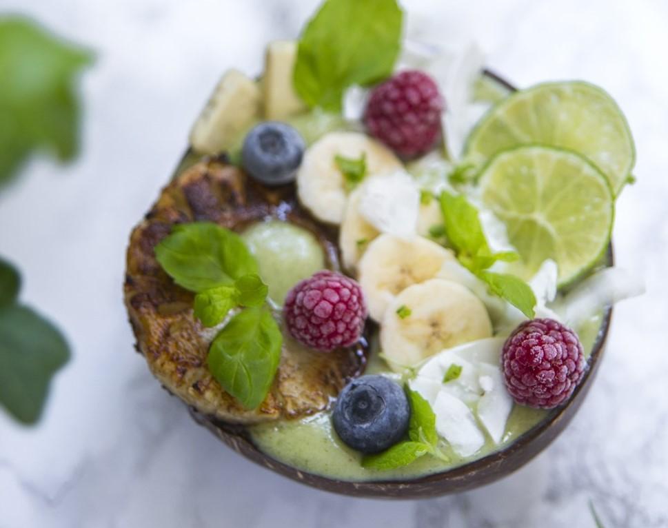 En skål med frukter och smoothie