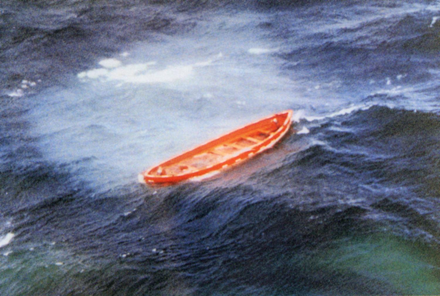 Räddningsflotte på stormigt hav