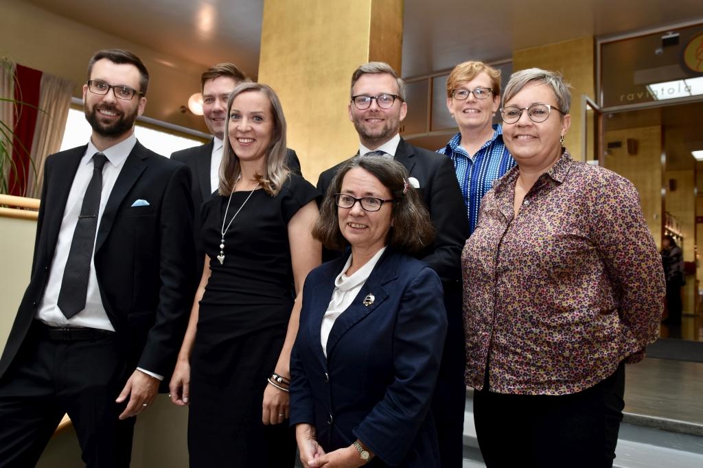 Riksdagsledamöterna Johan Kvarnström (SDP), Thomas Blomqvist (SFP), Sandra Bergqvist (SFP), Mats Löfström (Åland) krävde tillsammans med specialsakkunniga Christina Gestrin, socialrådet Viveca Arrhenius och minister Nina Fellman charmoffensiver och jävlar anamma för att värna om svenskan i Finland. Foto: Mikael Sjövall/SPT
