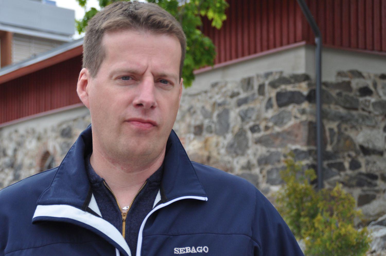Man står framför gammal byggnad