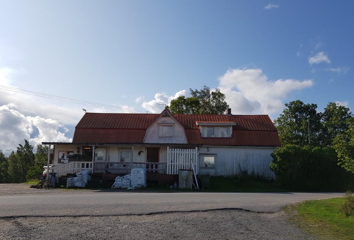 Nytt stöd ska underlätta livet för de som driver bybutiker, och trygga att invånarna får service i glesbygd och skärgård. Hitis lanthandel är ett exempel på bybutiker. Foto: Annina Suominen