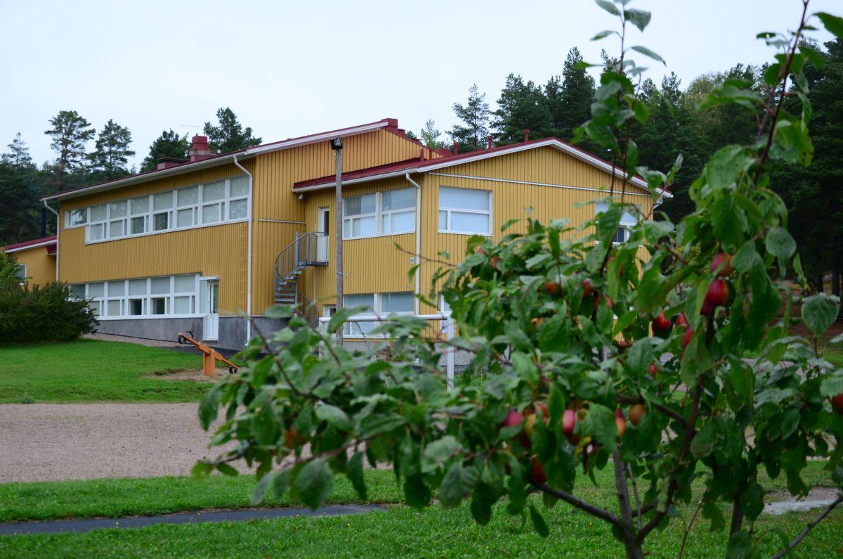 gult skolhus, ligger i byn Träsk i Houtskär