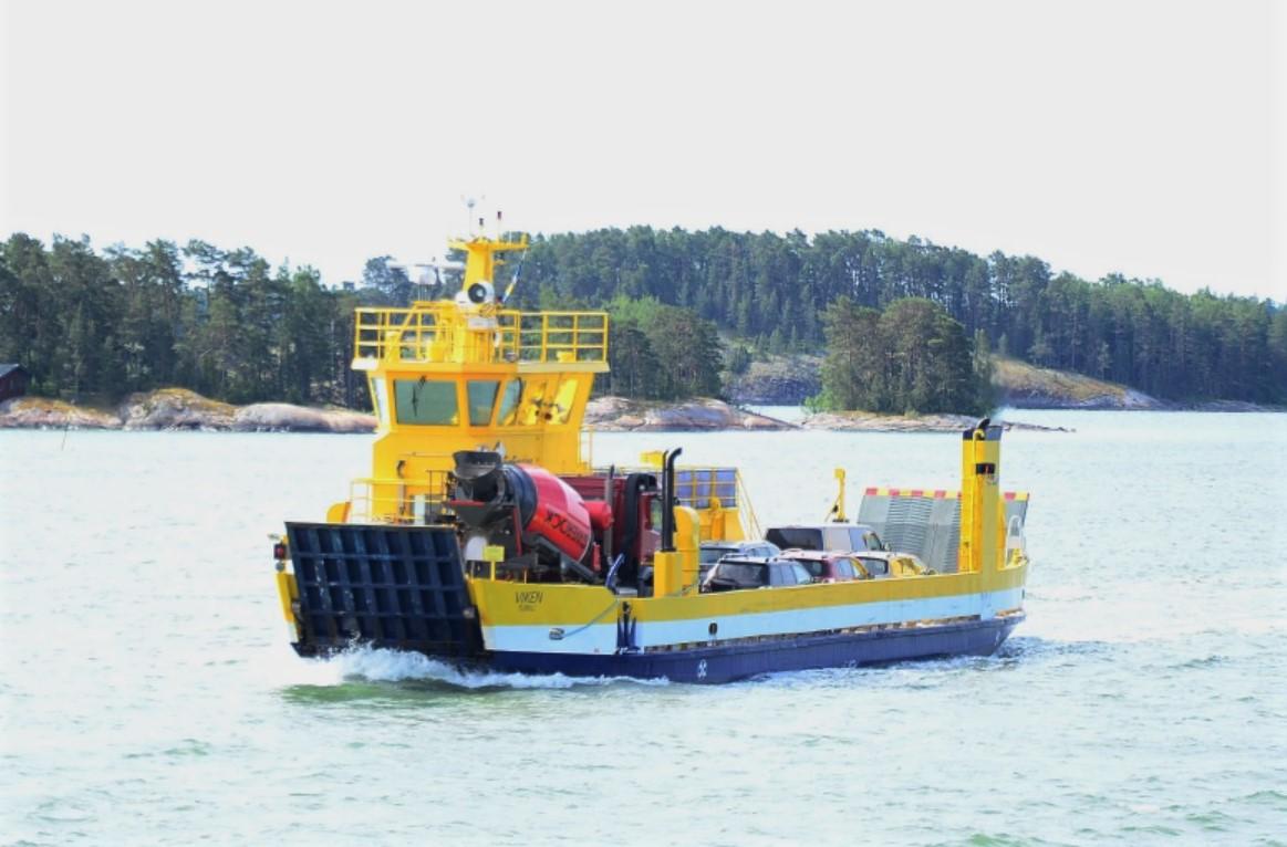 Gul förbindelsebåt kör på vattnet