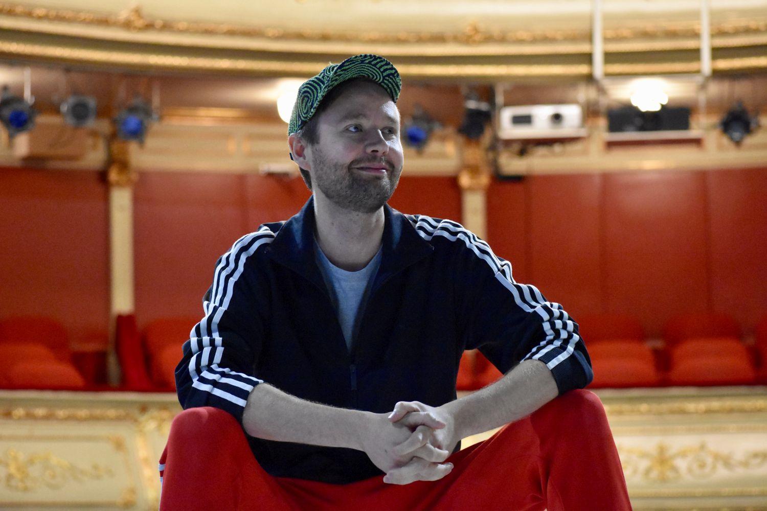 en man sitter i en teater