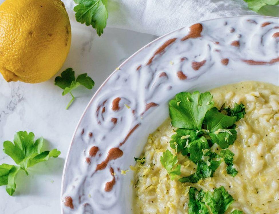 En tallrik med risotto och en citron