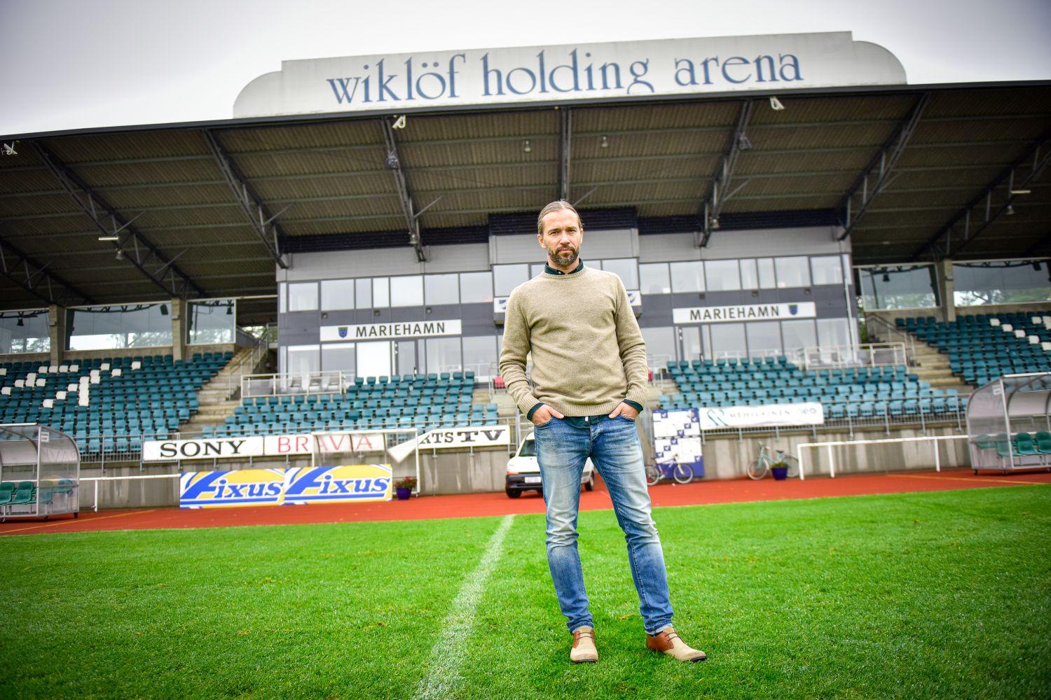 man som står på en fotbollsplan.