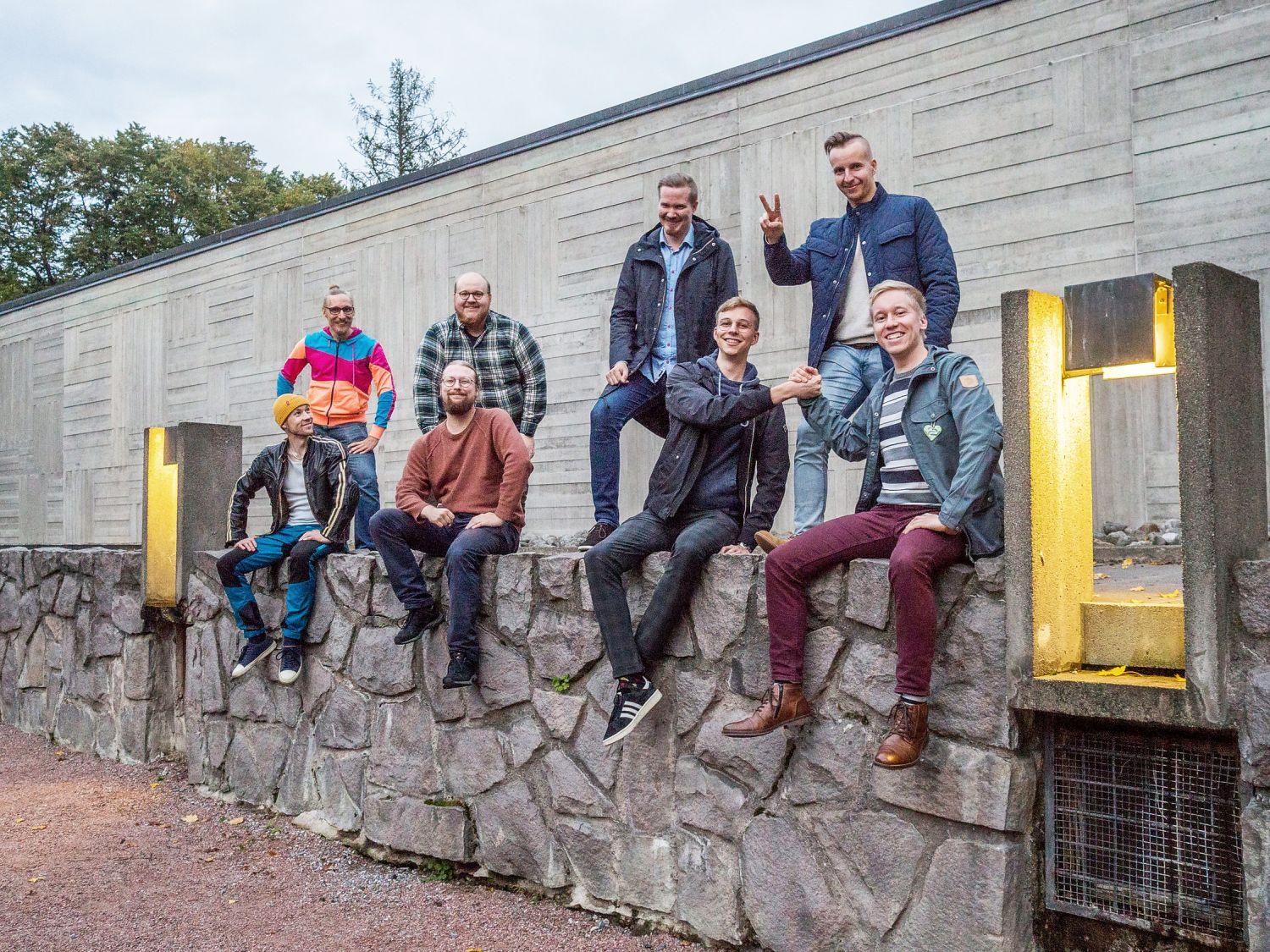 Män som sitter på en mur.