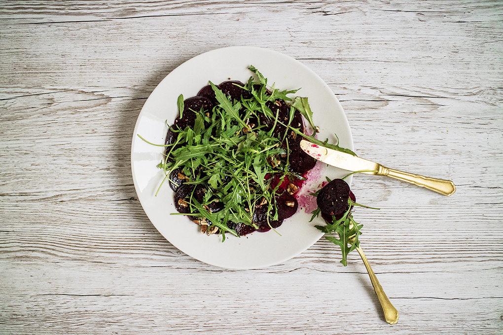 Förrätt. En vegetarisk carpaccio gjord på rödbeta är smakrik, läcker och färggrann. Foto: Sofie Sergelius