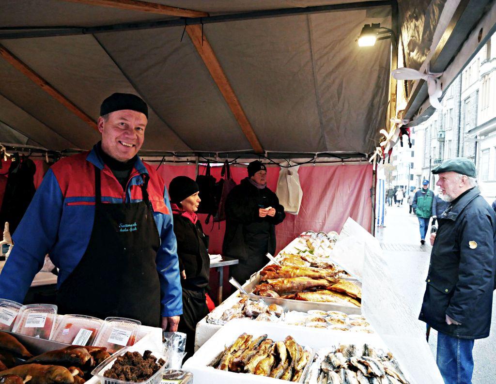 Heikki Eskelinen hämtar med sig 500 kilo fisk utspritt på fyra dagar till strömmingsmarknaden i Åbo. Foton: Annina Suominen