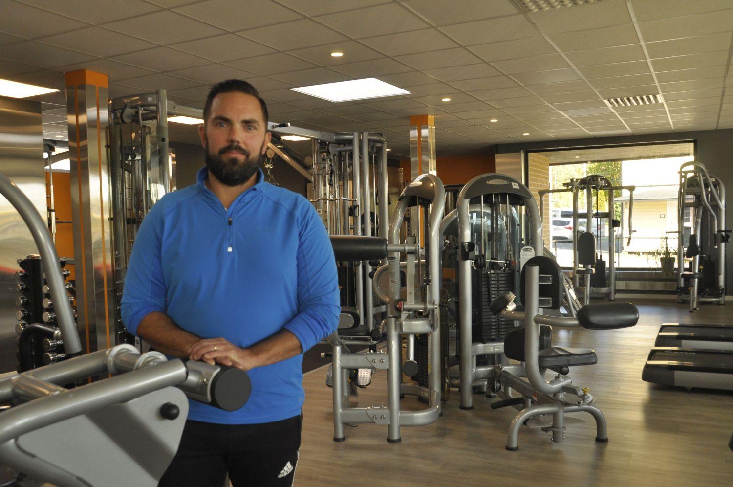 Man står mitt i ett nyrenoverat gym.