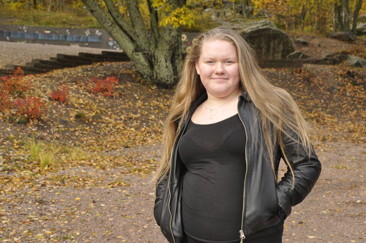 Ung dam i höstlandskap