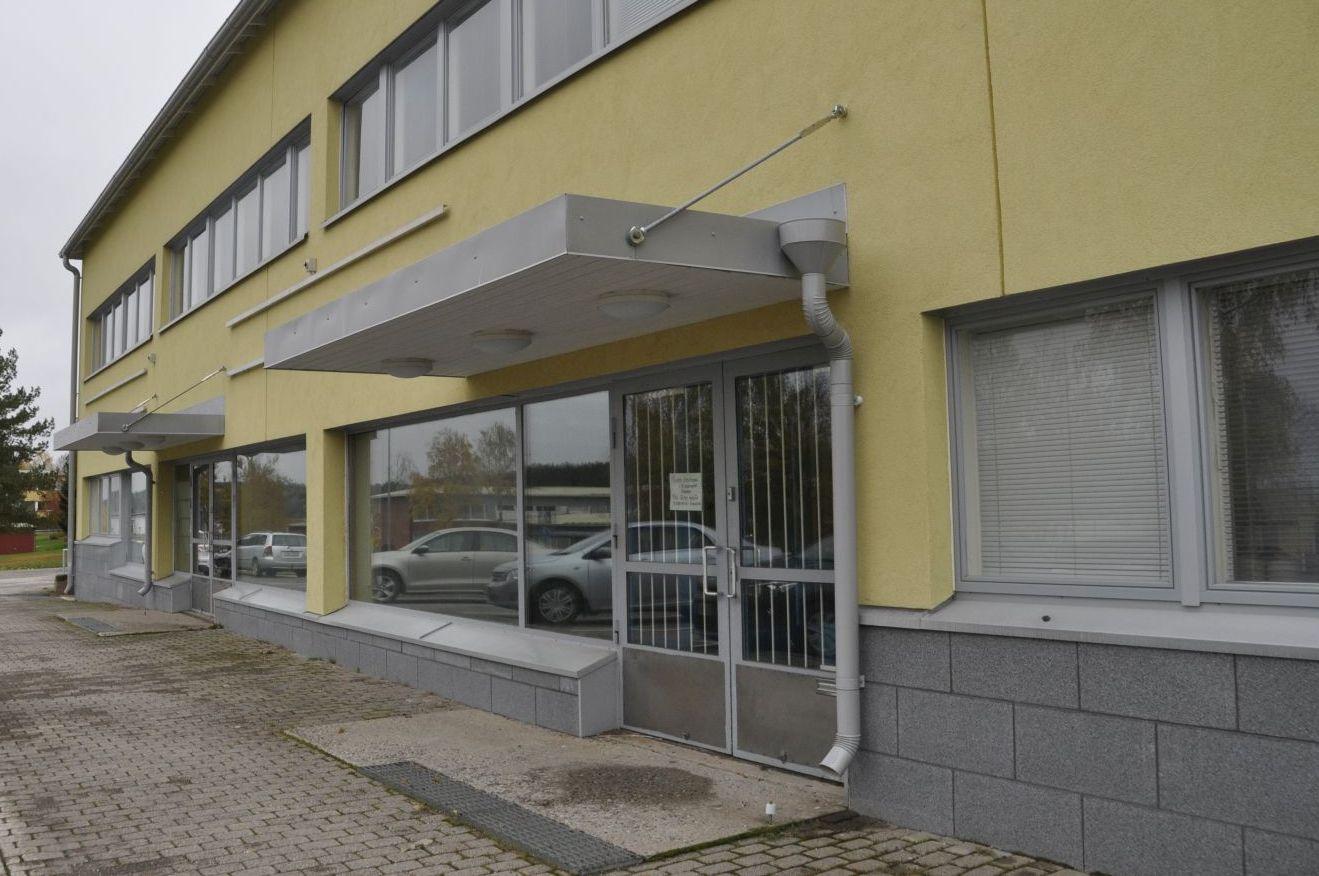 Ena ändan av en gul byggnad i två våningar
