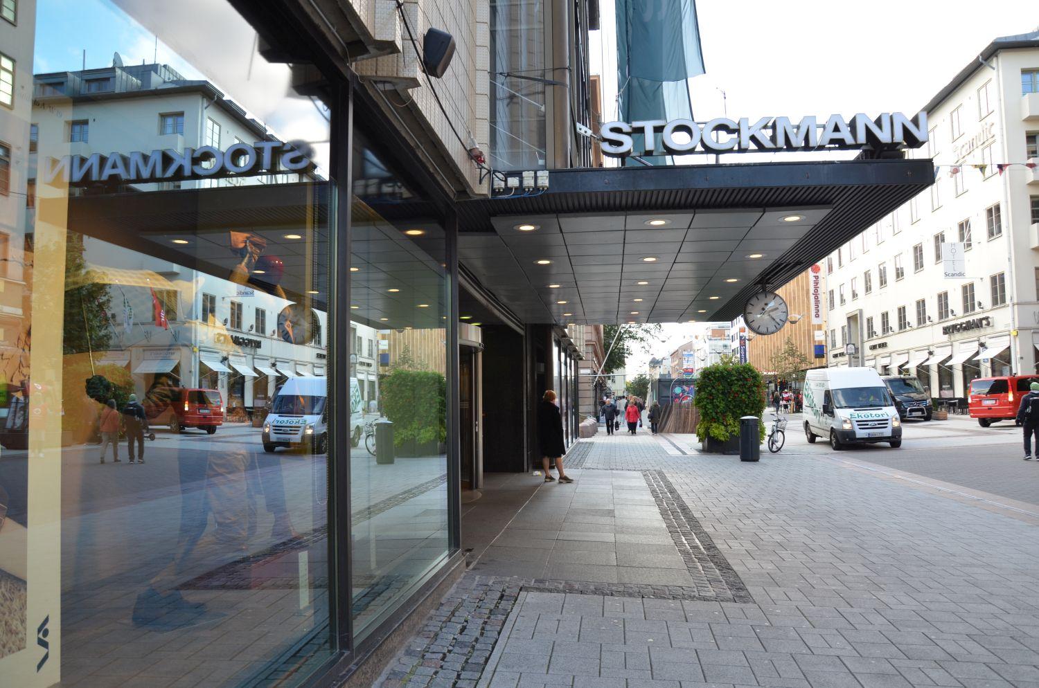 Stockmanns ingång från Universitetsgatans sida.
