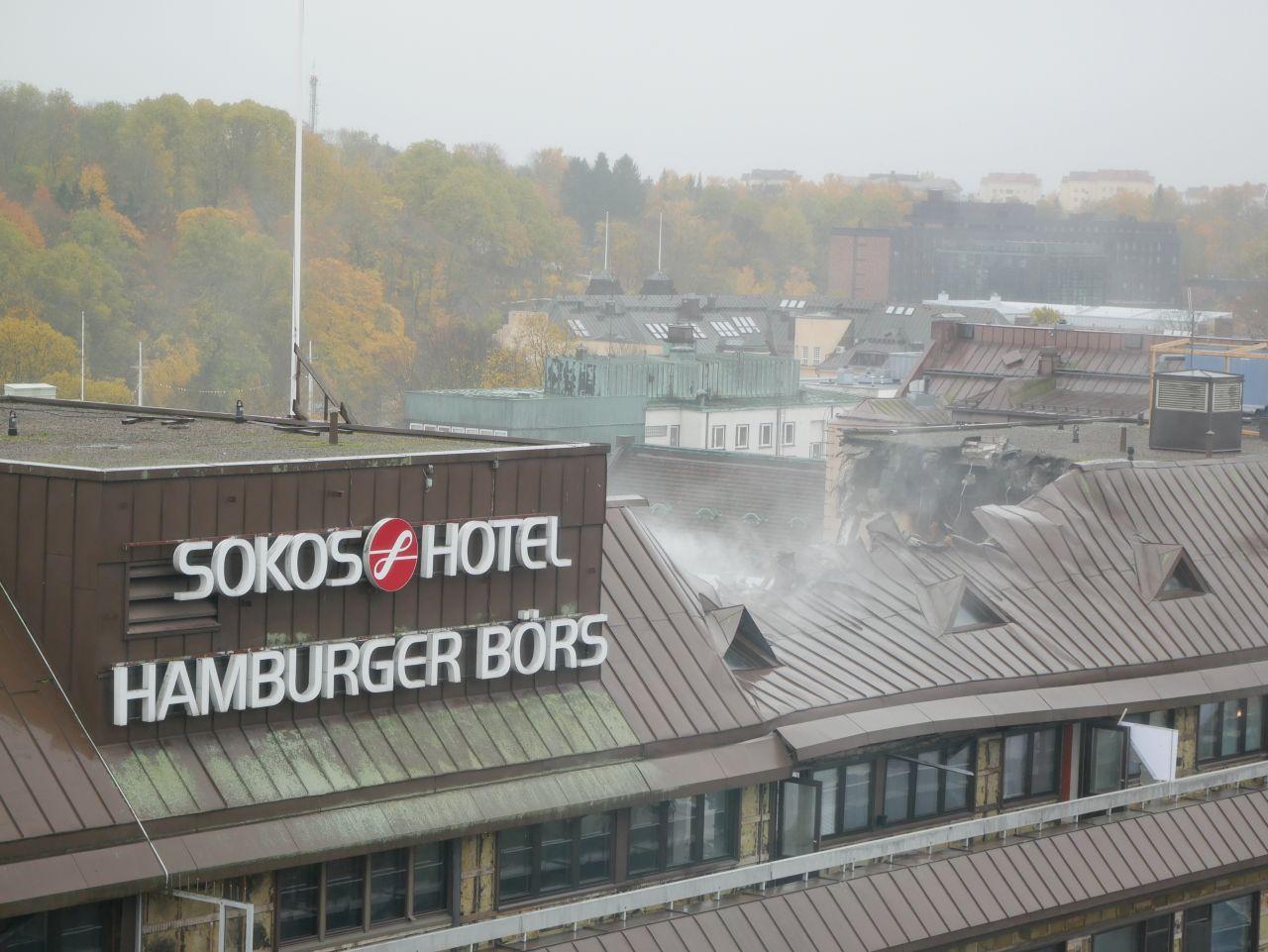 Fasaden rivs sakta men säkert.