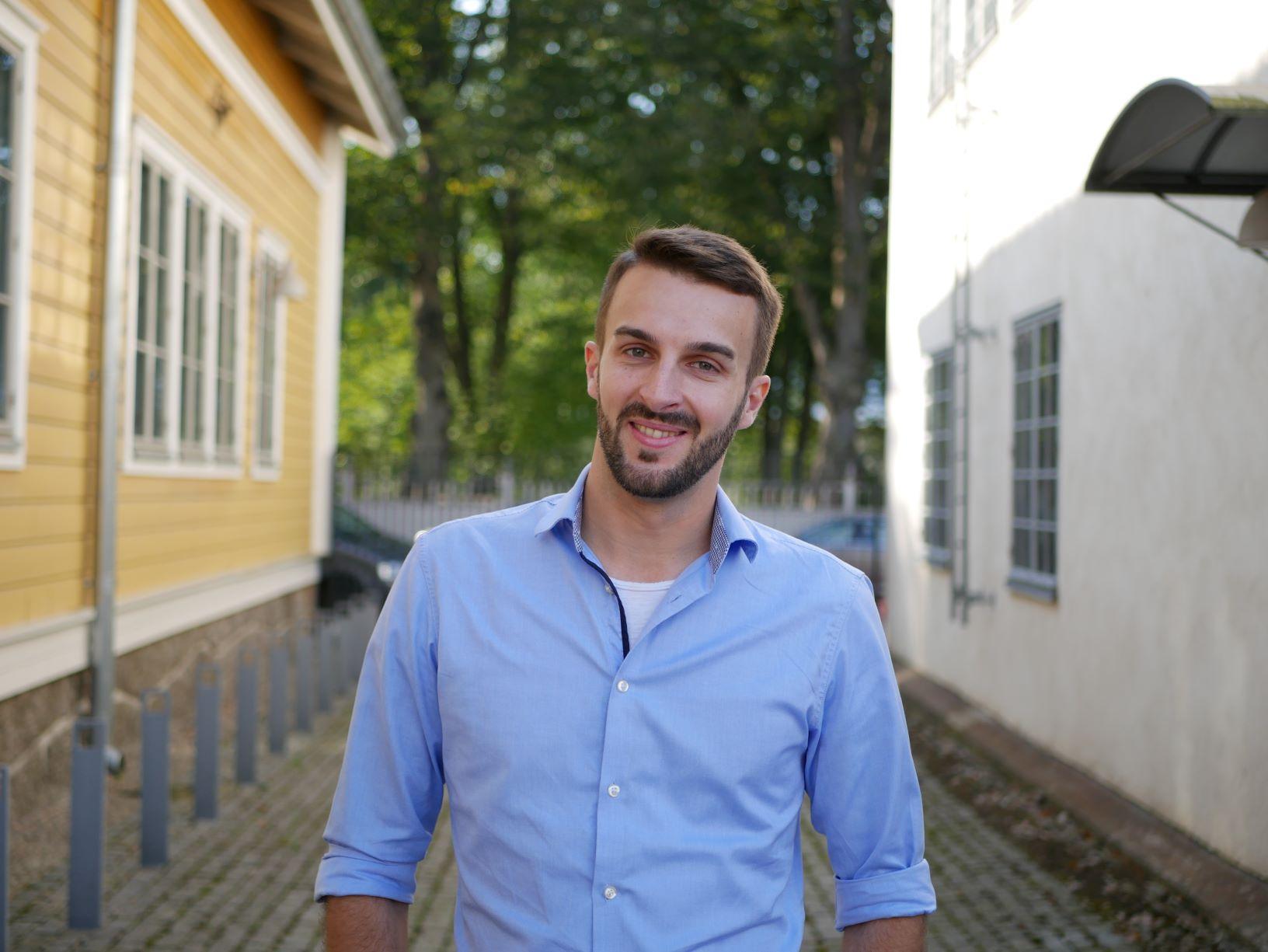 En person står