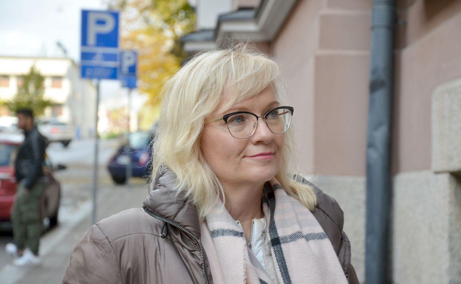 Närbild på kvinna i gatumiljö