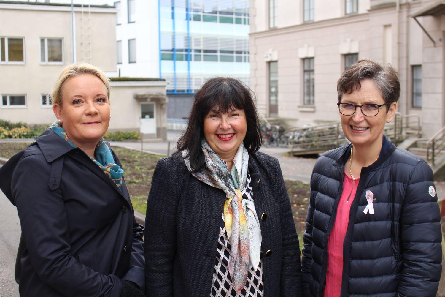 Tre kvinnor utanför sjukhus